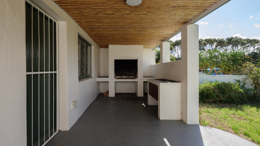 To Let 4 Bedroom Property for Rent in Struisbaai Western Cape